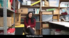 Abspielen Frecher Teenie-Ladendieb wird in Hardcore-Spy-Cam-Porno von einem strengen Mall-Cop dominiert