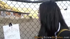 Abspielen Sinnliche Teenager in Uniform genießen einen riesigen schwarzen Schwanz in einem heißen Dreier