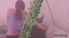 Jouer Une adolescente coquine reçoit un traitement anal extrême dans un trou du cul avec une action hardcore du cul à la bouche