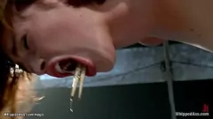 Redare Fundul îndoit legat de ghimbir al lui Aiden Starr, biciuit și jucat într-o scenă de fetiș cu dominație lesbiană